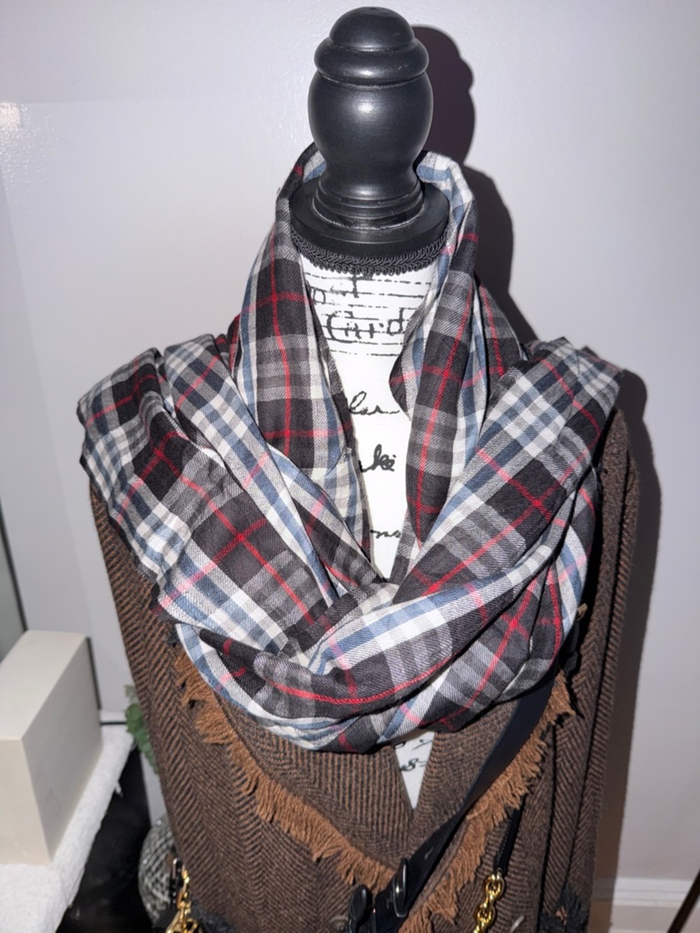 Preloved Burberry Black, White and Red Plaid Throw scarf 🧣 great condition - Picture 8 of 14